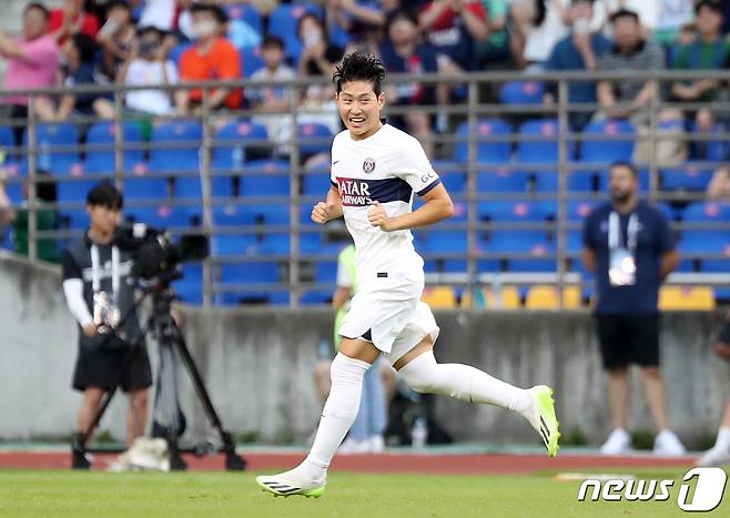 3일 오후 부산시 연제구 부산아시아드주경기장에서 열린 쿠팡플레이 시리즈 3차전 전북 현대와 파리 생제르맹 FC의 경기 후반전에서 PSG 이강인이 교체되고 있다. 2023.8.3/뉴스1 ⓒ News1 윤일지 기자