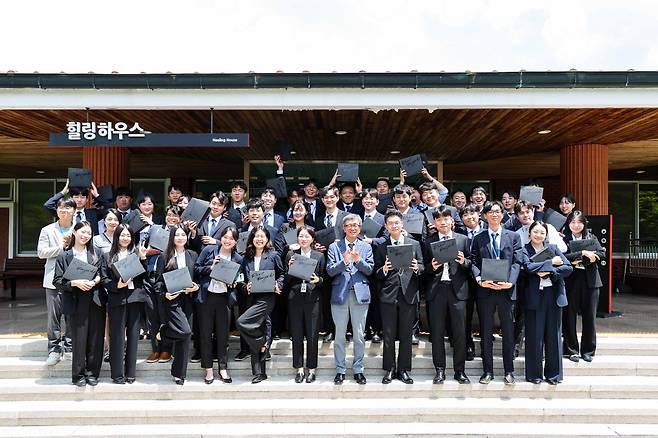 한국마사회 정기환 회장과 신입사원들. 사진제공=한국마사회