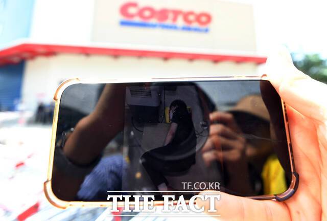 이 총무부장이 2일 경기도 광명시 코스트코 본사 앞에서 열린 김 씨의 추모집회에 참석해 앞서 유족 측이 공개한 휴게공간에서 휴식을 취하는 고인의 모습을 공개하고 있다.