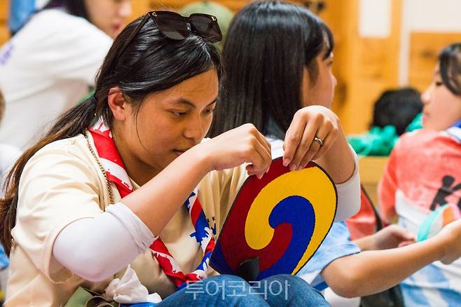 세계스카우트 잼버리 대원들 부채만들기 체험하며 남원 전통문화매력에 푹 빠져. [사진=남원시] 