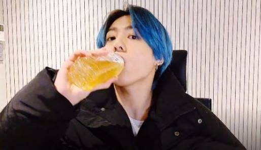 방탄소년단 정국이 2021년 브이앱 라이브방송에서 콤부차를 마시는 모습./온라인 커뮤니티