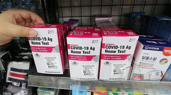 서울 시내 한 편의점에서 이용객이 코로나19 자가진단키트를 구매하고 있다. /뉴스1