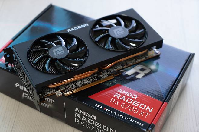 AMD 라데온 RX 6700 XT, 192비트 12GB GDDR6 메모리를 탑재하고 있다 / 출처=IT동아