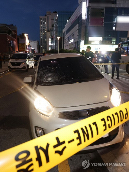 3일 오후 경기 성남시 분당구 서현역 인근 백화점에서 발생한 묻지마 흉기 난동 사건에 앞서 용의자가 경차를 몰고 인도로 돌진해 보행자들을 들이받는 사고를 내 4명이 부상한 것으로도 확인됐다. 사진은 용의자가 이용한 차량. [성남=연합뉴스]