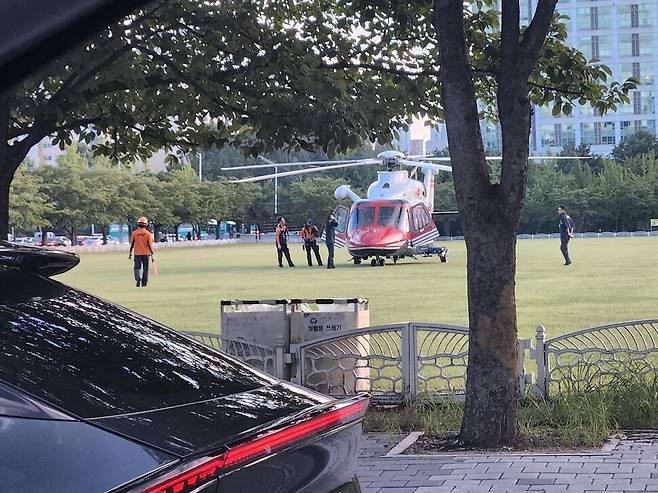 3일 오후 일어난 분당 서현역 흉기 난동으로 분당구청에서 대기 중인 닥터헬기. 독자 제공