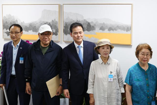 김영호 통일부 장관이 3일 오후 정부서울청사에서 열린 납북자, 북한 억류자, 국군포로 관련 단체 대표 및 억류자 가족과의 면담에서 참석자들과 기념 촬영을 하고 있다. 연합뉴스