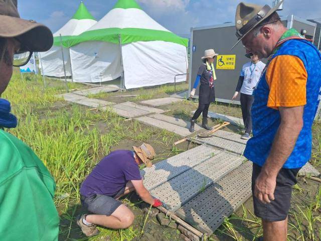 2023 새만금 세계스카우트 잼버리 대회 참가자들이 직접 시설을 보수하고 있다. 참가자 제공
