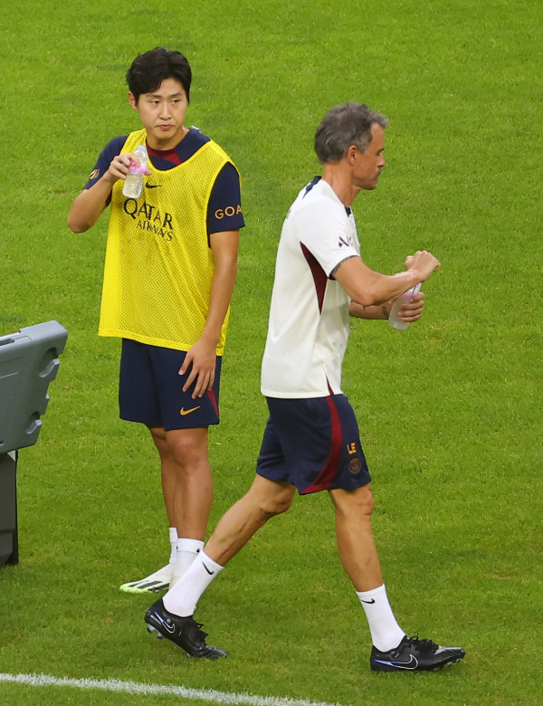 <yonhap photo-4235=""> 이강인과 엔리케 감독 (부산=연합뉴스) 손형주 기자 = 파리 생제르맹(PSG) 이강인과 엔리케 감독이 2일 오후 부산 연제구 아시아드주경기장에서 열린 팀 오픈트레이닝에서 물을 마시고 있다. 2023.8.2 handbrother@yna.co.kr/2023-08-02 19:57:07/ <저작권자 ⓒ 1980-2023 ㈜연합뉴스. 무단 전재 재배포 금지.></yonhap>