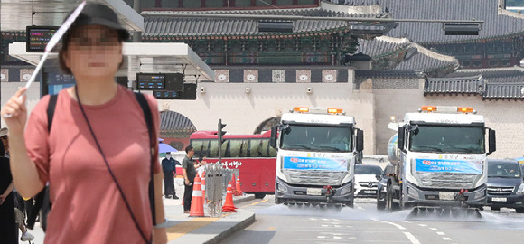 지난 2일 서울 세종대로에서 종로구청 살수차가 폭염과 관련해 도로열섬현상 완화를 위한 도로 물청소를 하고 있다. 서울시는 이날 광화문 광장을 비롯한 전 자치구에서 동시다발적 집중 물청소를 실시해 도심 온도 낮추기에 나섰다. [사진=뉴시스]