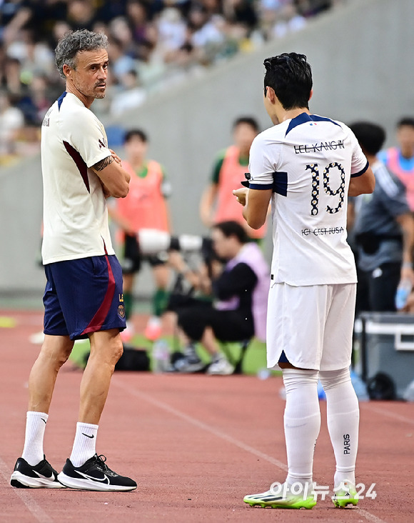 3일 오후 부산아시아드주경기장에서 열린 쿠팡플레이 시리즈 3차전 전북 현대와 파리 생제르맹(PSG)의 경기 후반 PSG 엔리케 감독이 이강인과 이야기를 나누고 있다. [사진=곽영래 기자]