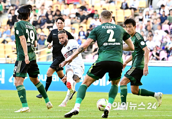 3일 오후 부산아시아드주경기장에서 열린 쿠팡플레이 시리즈 3차전 전북 현대와 파리 생제르맹(PSG)의 경기 전반 PSG 네이마르가 패스를 하고 있다. [사진=곽영래 기자]