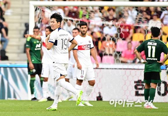 3일 오후 부산아시아드주경기장에서 열린 쿠팡플레이 시리즈 3차전 전북 현대와 파리 생제르맹(PSG)의 경기 후반 PSG 이강인이 교체투입되고 있다. [사진=곽영래 기자]