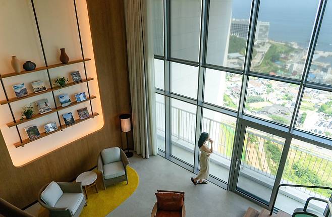빌라쥬 드 아난티의 호텔 '아난티 앳 부산'. 모든 객실이 복층 구조로 돼 있다. 층고가 6.6m에 이르고 기장 앞바다가 내다보인다.
