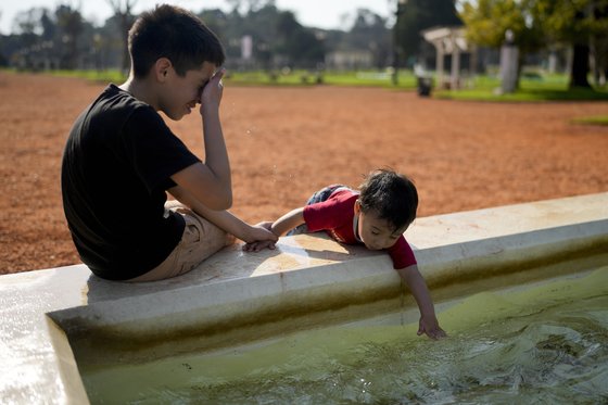 2일(현지시간) 아르헨티나 수도 부에노스아이레스의 한 공원에서 어린이들이 더위를 식히기 위해 분수대에 손을 담그고 있다. 이날 부에노스아이레스는 117년 만에 가장 더운 8월 기온을 보였다. AP=연합뉴스