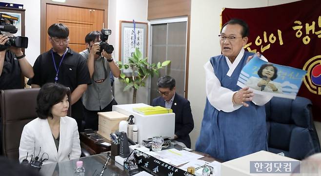 김호일 대한노인회장이 3일 서울 용산구 대한노인회 중앙회에서 노인 비하 발언 논란으로 사과 방문한 김은경 더불어민주당 혁신위원장에게 사과를 받고 면담을 하는 중 김 위원장의 사진을 손으로 때리며 노인 분노를 표현하고 있다/사진=김병언 기자