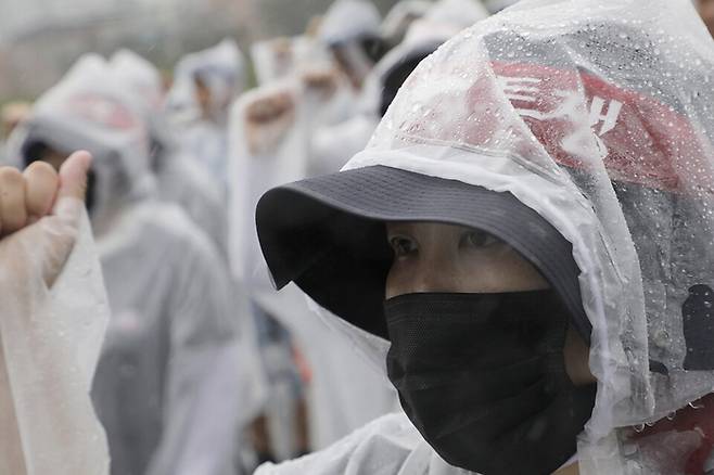 민주노총 경북본부와 금속노조가 지난달 7일 구미시근로자문화센터 앞에서 ‘한국옵티칼하이테크 투쟁 승리 민주노총 경북본부·금속노조 경북권 결의대회’를 열고 있다. 금속노조 제공