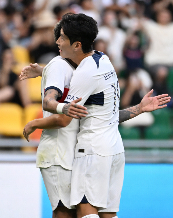 3일 부산아시아드 주경기장에서 열린 ‘쿠팡플레이 시리즈 3차전’ 파리 생제르맹(PSG)대 K리그1 전북 현대의 경기에서 PSG 이강인이 골을 넣은 네이마르와 세리머니를 하고 있다. / 이원준 기자windstorm@