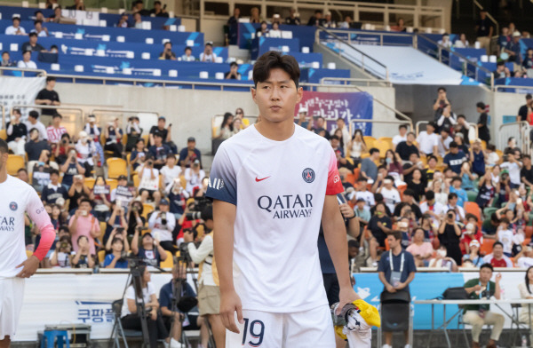 3일 부산아시아드 주경기장에서 열린 ‘쿠팡플레이 시리즈 3차전’ 파리 생제르맹(PSG)대 K리그1 전북 현대의 경기에서 PSG 이강인 선수가 입장하고 있다. / 이원준 기자windstorm@