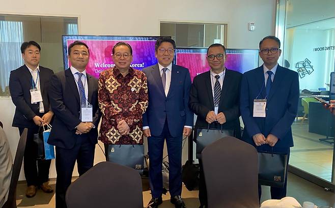 Indonesian Ambassador to Korea Gandi Sulistiyanto poses for a group photo in an interactive session with representatives from the Indonesian government and Korea Herald on the sidelines of the Business Forum on 50 years of Indonesia-Korea Relations held in Yongsan-gu, Seoul (Sanjay Kumar/The Korea Herald)