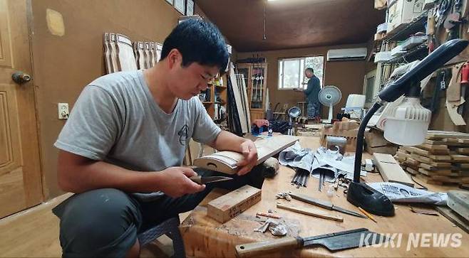 표태선 악기장의 후계자이자 조카인 영광씨가 공방에서 현악기를 제작하고 있다.&nbsp; &nbsp;사진=이익훈 기자&nbsp;