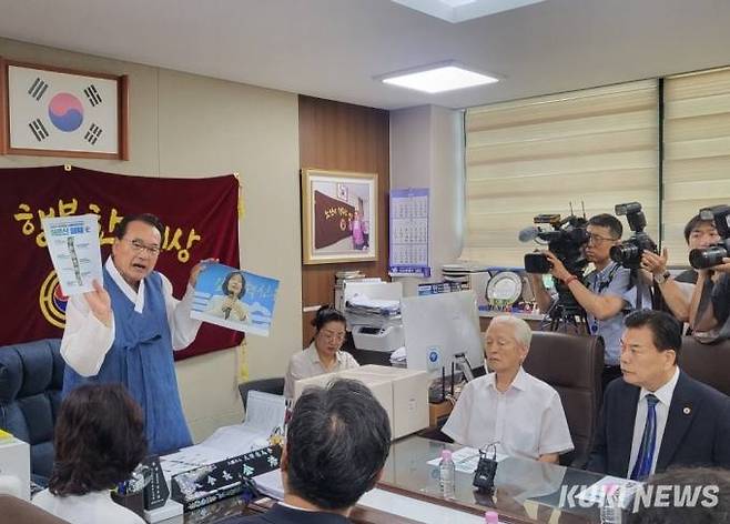 3일 용산 대한노인회 중앙회에서 김호일 회장이 노인 비하 논란과 관련해 사과 방문한 김은경 더불어민주당 혁신위원장을 만나고 있다.&nbsp; &nbsp; 사진=이승은 기자