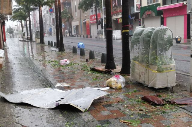 지난 2일 일본 오키나와현 나하 거리가 제6호 태풍 '카눈'(Khanun)의 영향으로 엉망이 된 모습. 이날 태풍의 영향으로 오키나와 전체 가구의 34%인 21만3870호에 전기 공급이 끊기는 등 피해가 잇따르고 있다. 연합뉴스