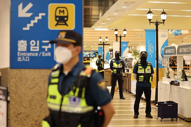 3일 오후 경기 성남시 분당구 서현역에서 묻지마 흉기 난동이 발생해 경찰이 현장을 통제하고 있다.  / 사진 = 연합뉴스