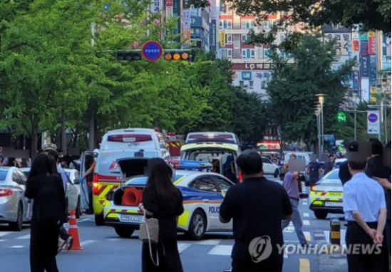 3일 오후 경기 성남시 분당구 서현역에서 묻지마 흉기 난동이 발생해 경찰 순찰차와 소방 구급차가 출동해 있다. (출처=연합뉴스)