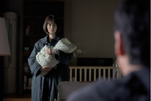 영화 ‘잠’이 개봉 전부터 화제를 모으고 있다.사진=쏠레어파트너스(유), 롯데엔터테인먼트, ㈜바이포엠스튜디오 제공