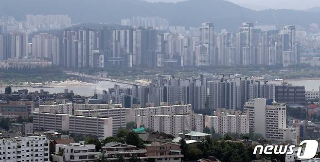 (서울=뉴스1) 김진환 기자 = 지난 10년 간 전국 아파트 평균 분양가가 2배 가까이 오른 것으로 나타난 25일 오후 서울 중구 남산에서 도심 아파트 단지가 보이고 있다. 이날 부동산R114에 따르면, 전국 아파트(임대 제외)의 3.3㎡당 평균 분양가는 지난 11일 기준 1755만원으로 집계됐다. 이는 2014년(938만원)과 비교하면 10년 새 1.87배 오른 것이다. 2023.7.25/뉴스1 Copyright (C) 뉴스1. All rights reserved. 무단 전재 및 재배포 금지.