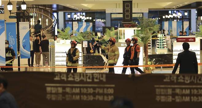 [성남=뉴시스] 조성우 기자 = 경찰이 3일 오후 묻지마 흉기난동이 발생한 경기도 성남시 분당구 서현역 한 백화점에서 사건현장을 통제하고 있다. 피의자 A씨는 경차를 몰고 서현역 앞 인도로 돌진, 보행자 다수를 충격한 뒤 내려 역사 안으로 들어가 흉기를 휘두른 것으로 전해졌다. 현재 파악된 부상자는 차량 충격 4명에 흉기 피해 9명 등 13명이다. 2023.08.03.