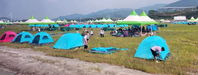 잼버리에 자녀를 보낸 학부모 A씨가 3일 MBC라디오 '김종배의 시선집중'과의 전화인터뷰에서 잼버리 대회의 문제점을 지적했다. 사진은 지난 1일 전북 부안군 잼버리 야영장에서 텐트를 치고 있는 참가 대원들. /사진=뉴스1