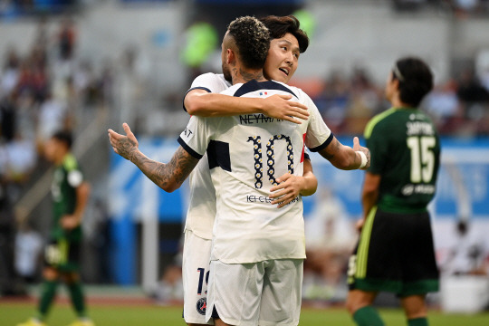 3일 부산 연제구 아시아드주경기장에서 열린 쿠팡플레이시리즈 3차전 파리 생제르맹(PSG)과 전북 현대 모터스의 경기, 이강인이 네이마르의 득점을 축하해주고 있다. 백동현 기자