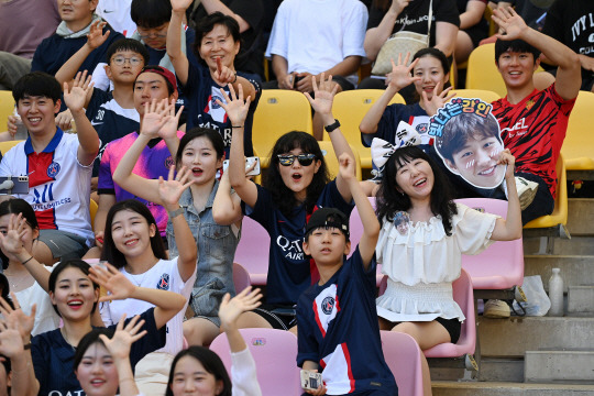 3일 부산 연제구 아시아드주경기장에서 열린 쿠팡플레이시리즈 3차전 파리 생제르맹(PSG)과 전북 현대 모터스의 경기, 축구 팬들이 이강인을 응원하고 있다. 백동현 기자