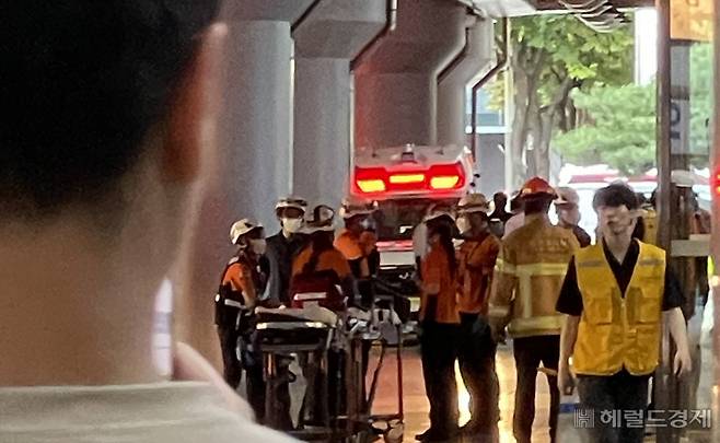사건현장에 대기중인 구급차. 이상섭 기자