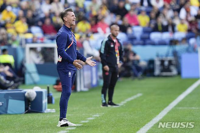 [시드니=AP/뉴시스] 콜린 벨 한국 여자축구팀 감독이 25일(현지시각) 호주 시드니의 시드니 축구경기장에서 열린 2023 국제축구연맹(FIFA) 여자월드컵 조별리그 H조 1차전 콜롬비아와의 경기 중 작전을 지시하고 있다. 2023.07.25.