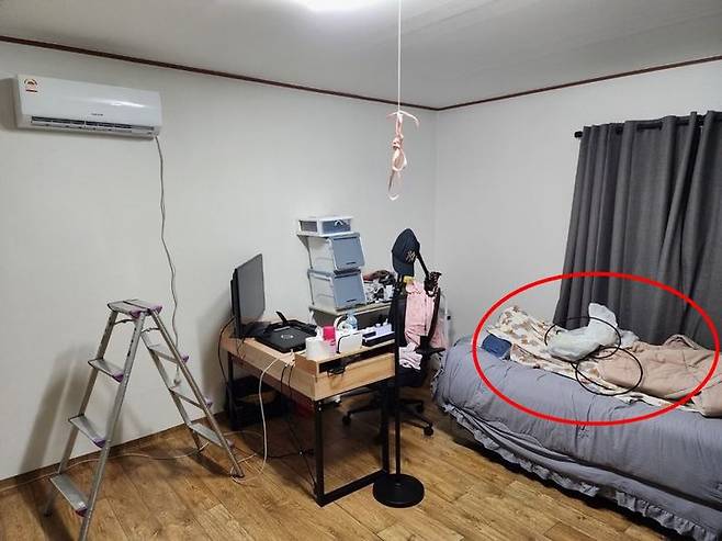 에어컨 설치 장소 오른쪽 침대 위에 놓여있던 리얼돌. (사진=제보자 제공) *재판매 및 DB 금지