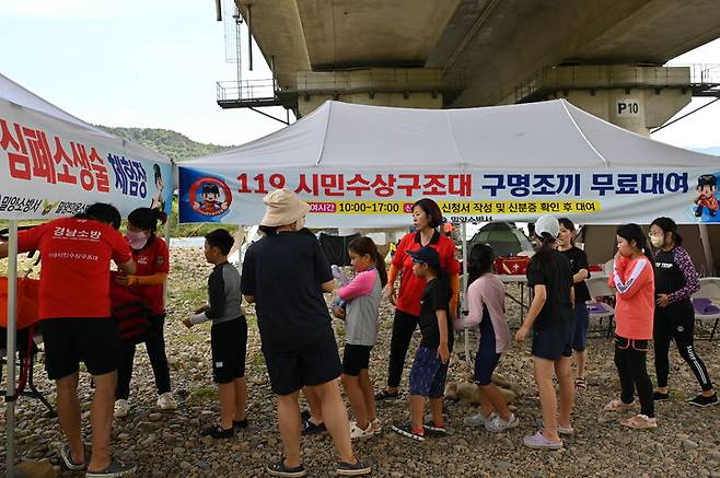 물놀이 이용객을 대상으로 구명조끼 임시 무료대여소를 운영하고 있다. (사진=밀양소방서 제공) *재판매 및 DB 금지