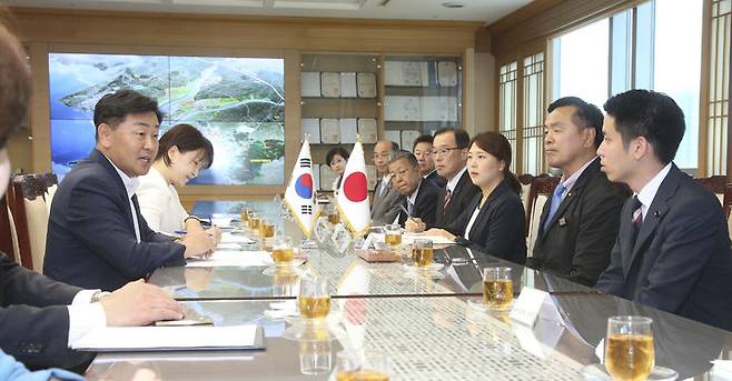 [전주=뉴시스] 3일 전라북도 교류지역인 일본 이시카와현 하세 히로시 지사를 비롯한 대표단이 전북을 공식 방문한 가운데 전북도청 회의실에서 김관영 전북지사(왼쪽)와 지방정부간 교류분야 발굴 등 간담회를 갖고 있다. 2023.08.03 (사진= 전라북도청 제공) *재판매 및 DB 금지