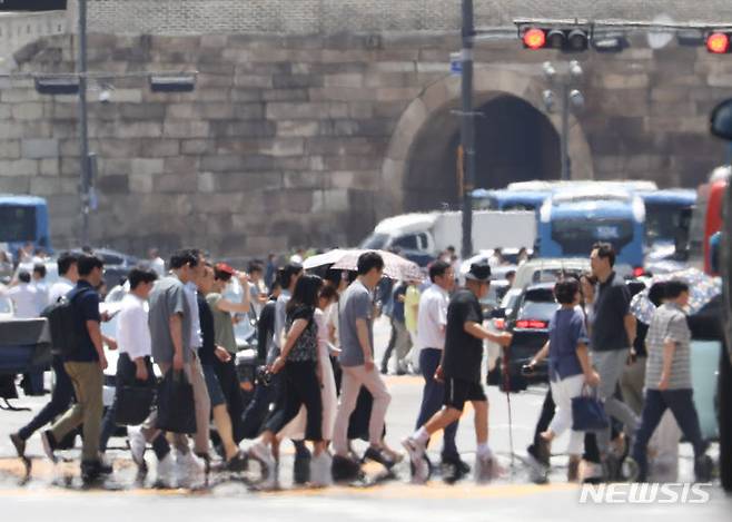 [서울=뉴시스] 황준선 기자 = 장마기간이 끝나고 무더운 날씨를 보인 27일 오후 서울 중구 세종대로에 아지랑이가 피어오르고 있다. 2023.07.27. hwang@newsis.com