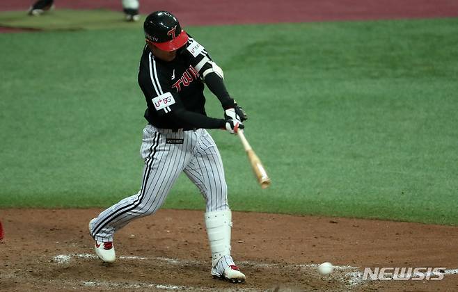 [서울=뉴시스] 이영환 기자 = 15일 오후 서울 구로구 고척스카이돔에서 열린 2022 KBO 프로야구 시범경기 LG 트윈스와 키움 히어로즈의 경기, 8회초 2사 2루에서 LG 정주현이 유격수 앞 땅볼을 날리고 있다. 정주현은 유격수 송구 실책으로 1루에 출루했고 그 사이 2루 주자 서건창이 홈인해 득점을 올렸다. 2022.03.15. 20hwan@newsis.com