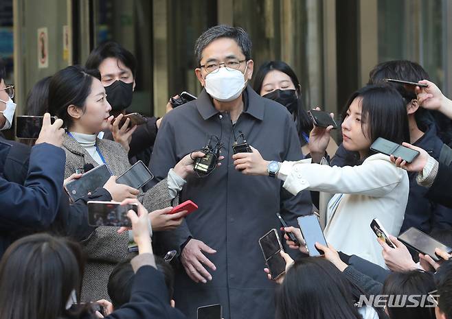 [서울=뉴시스] 조성봉 기자 = '대장동 로비' 의혹을 수사 중인 검찰이 최근 곽상도 전 의원의 아들을 피의자 신분으로 추가 소환해 조사했다. 사진은 곽 전 의원. (공동취재사진) 2023.02.08. photo@newsis.com