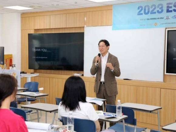 길기영 중구의회의장, 동국대에서 재학생 대상 특강 - 길기영 서울 중구의회 의장이 동국대 학생들에게 ESG 경영과 지방행정의 접목에 대해 강의를 하고 있다.