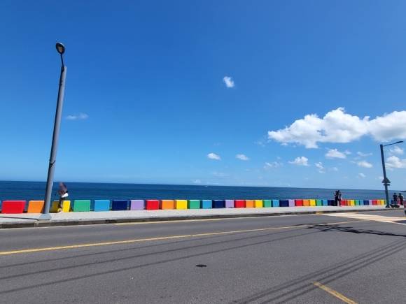 도두동 무지개해안도로 방호벽에 걸터 앉아 있던 낚시꾼 조각상이 온데간데 없이 사라져 아쉬움을 자아내고 있다. 제주 강동삼 기자