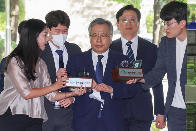 대장동 민간 개발업자들을 돕는 대가로 금품을 수수했다는 이른바 ‘50억 클럽’ 의혹을 받는 박영수 전 특별검사가 3일 구속 전 피의자 심문(영장심사)에 출석하기 위해 서울 서초구 서울중앙지방법원으로 향하고 있다. 연합뉴스