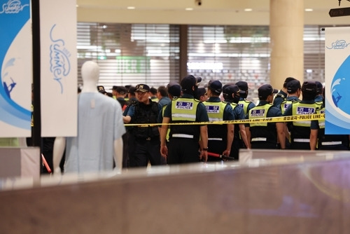 3일 경기 성남시 분당구 서현역에서 묻지마 흉기 난동이 발생해 경찰이 현장을 통제하고 있다. 연합뉴스