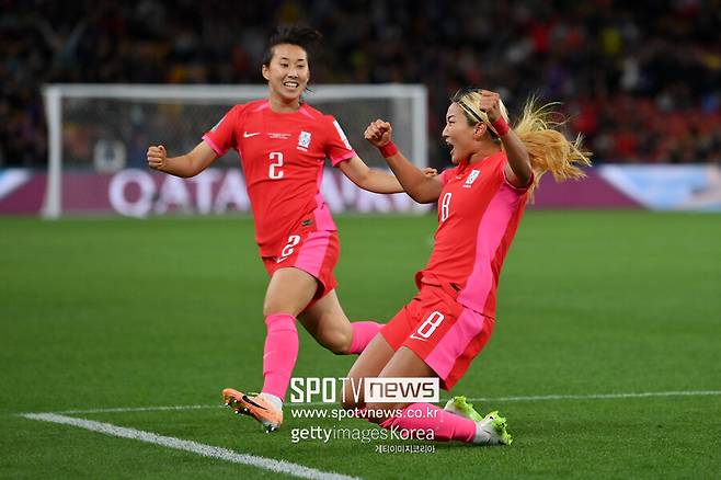▲ 독일을 상대로 선제골을 넣은 조소현과 기뻐하는 한국 선수단.
