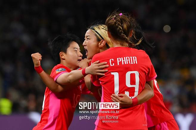 ▲ 독일을 상대로 선제골을 넣은 조소현과 기뻐하는 한국 선수단.