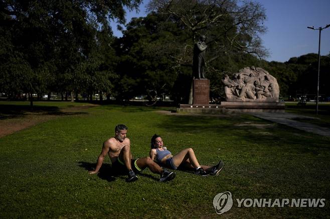 한겨울에 30.1도 한여름 날씨를 기록한 부에노스아이레스 (부에노스아이레스 AP=연합뉴스) 아르헨티나의 수도 부에노스아이레스의 한겨울 기온이 30.1도를 기록하여, 117년 기상통계 중 가장 높은 8월 초 기온을 기록했다. 이는 1942년도에 기록한 24.6도를 뛰어넘는 기록으로 부에노스아이레스 시민들은 한겨울에 반소매를 꺼내입고 거리를 활보했다. 시내 도심에 위치한 공원에서 한 커플이 쉬고 있다. 2023.8.3