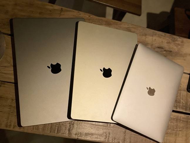 (왼쪽부터) 2021년형 16인치 맥북 프로, 신제품 15인치 맥북 에어, 2021년형 맥북 에어./사진=백유진 기자 byj@